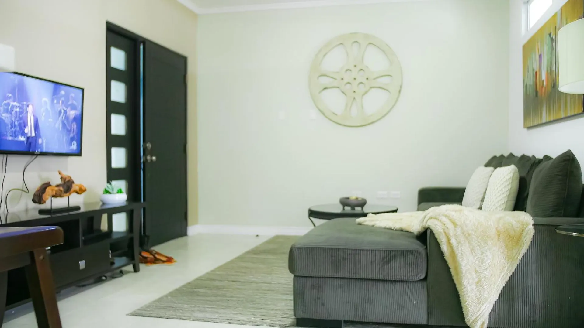 City View New Kingston Apartment W Pool 0*,